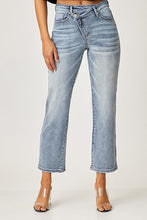 Load image into Gallery viewer, Highrise Crossover Jeans

